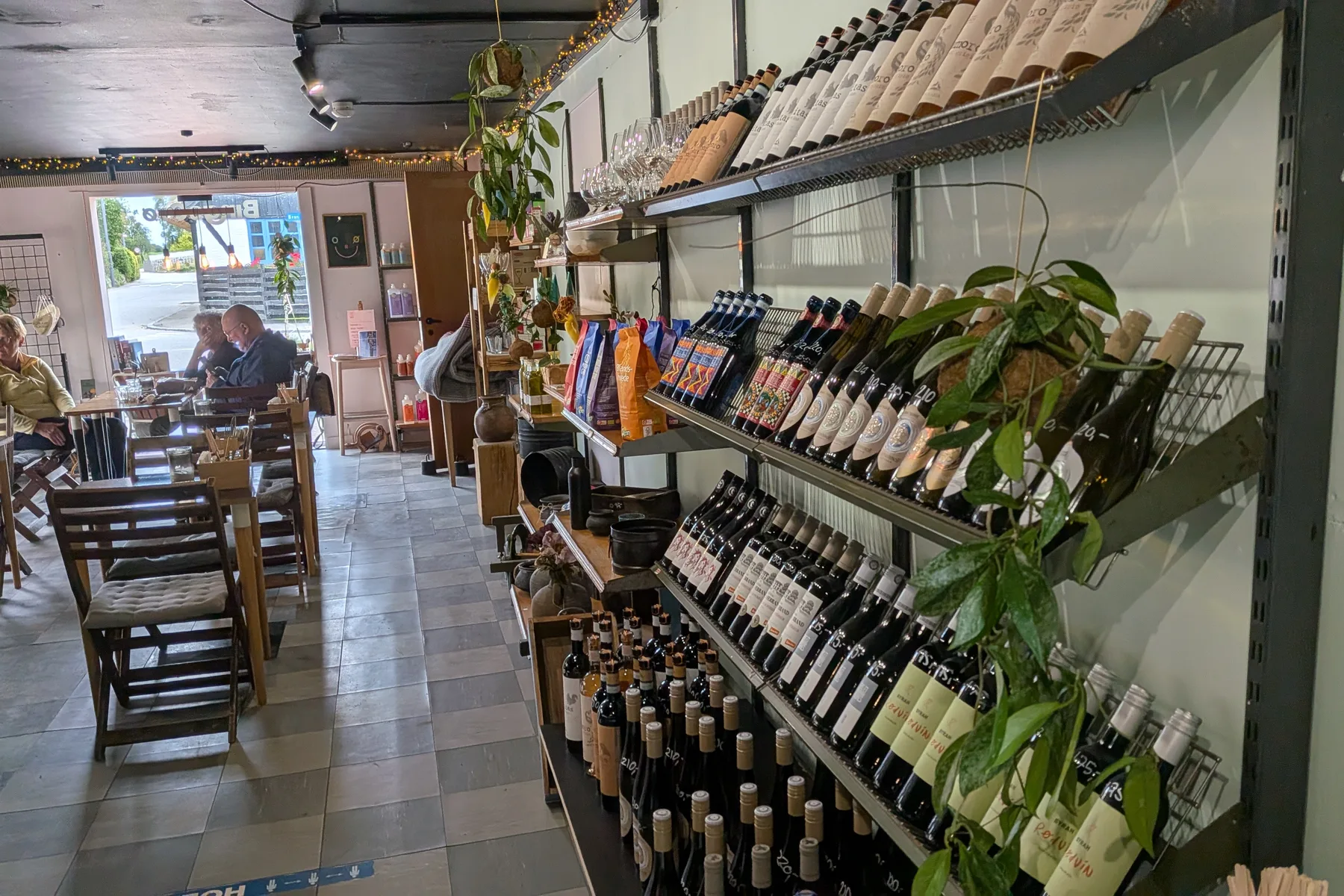 Vin og varer på hylderne hos Bings