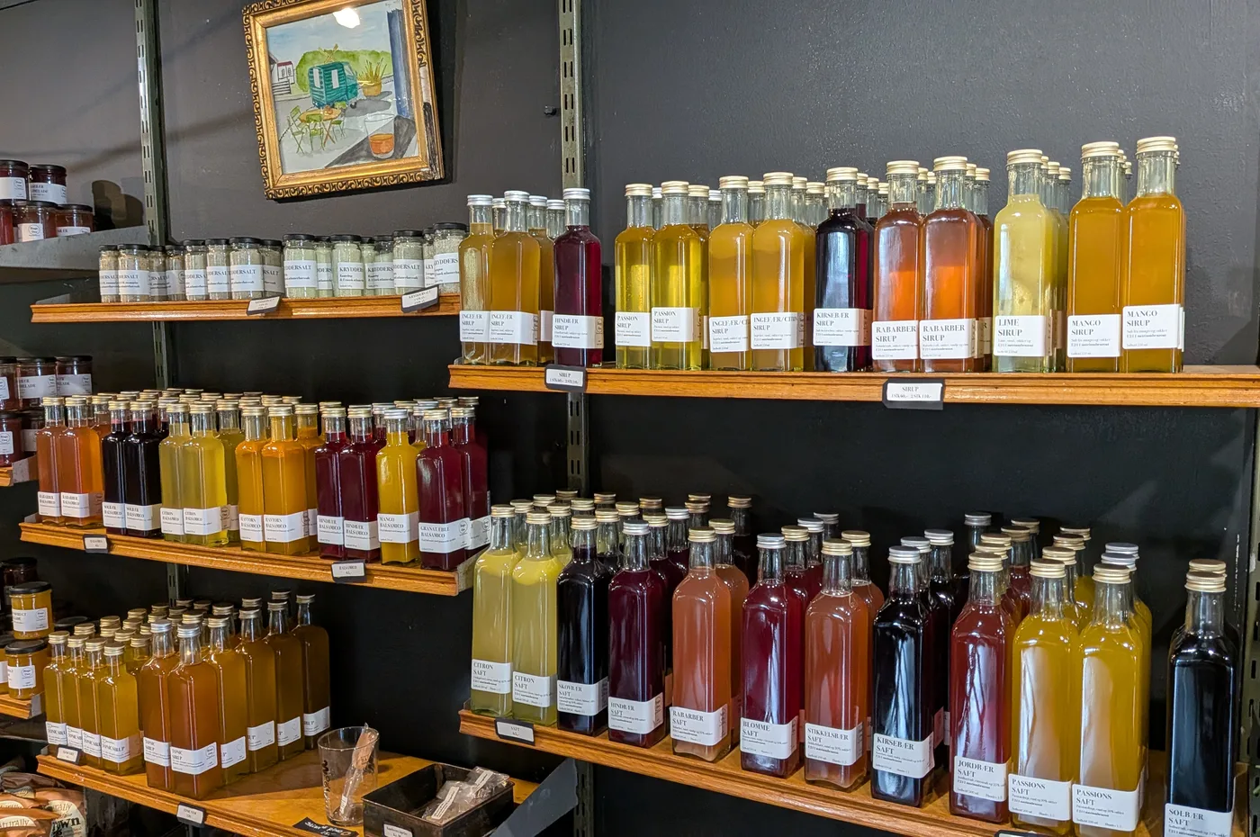 Flasker med saft, sirup og andre varer fra Bings’ udvalg