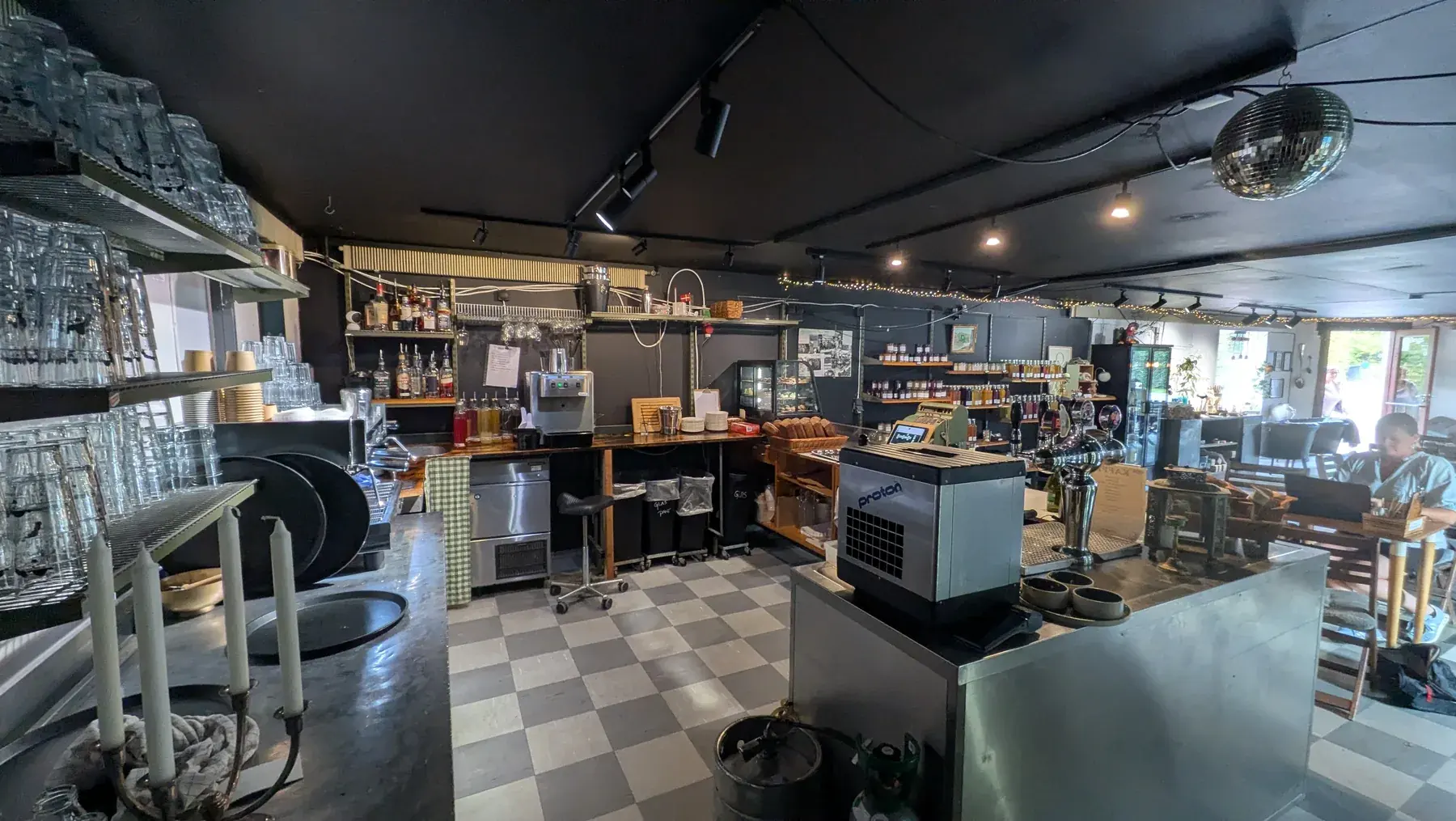 Overblik over disken, glas og hylder i caféen