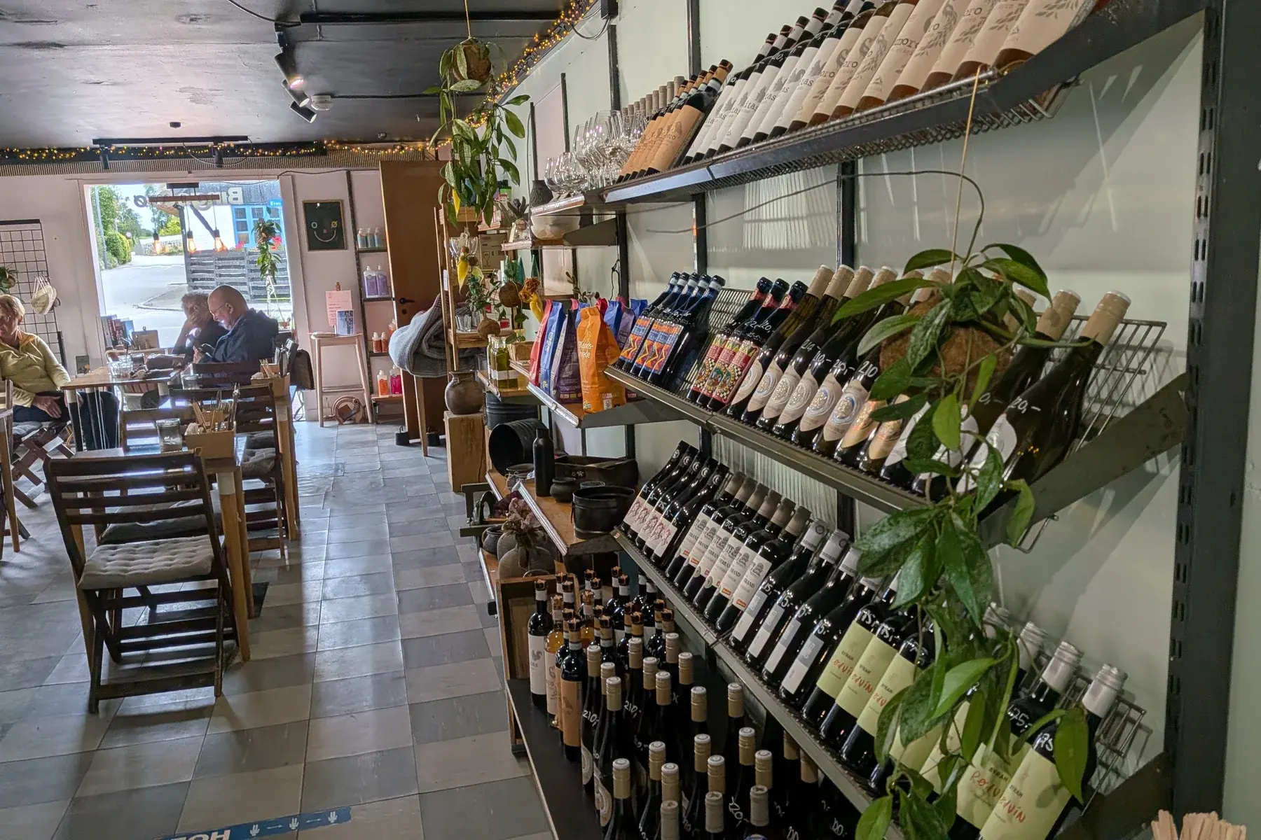 Vin og varer på hylderne hos Bings