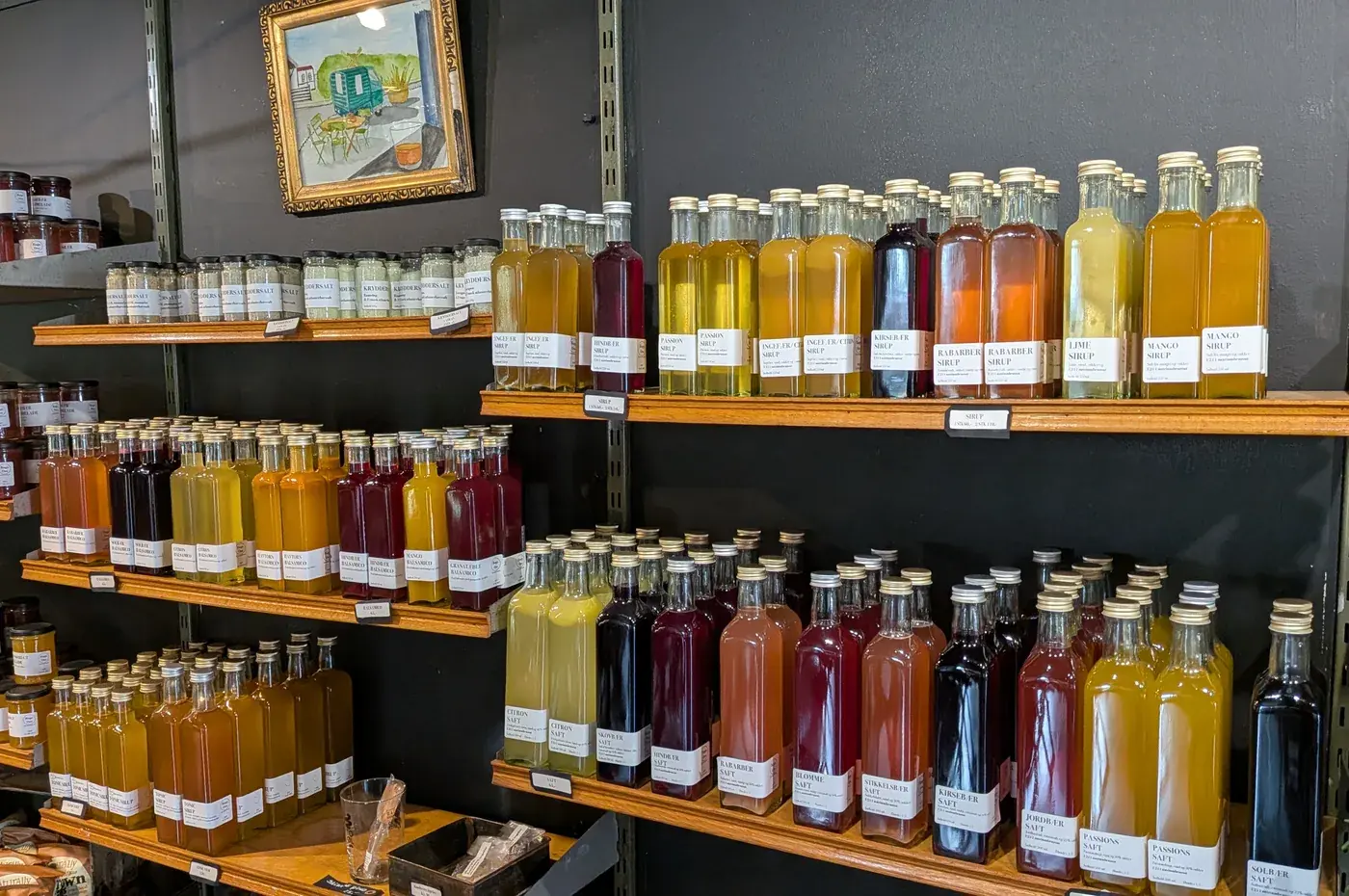Flasker med saft og sirup på hylder hos Bings